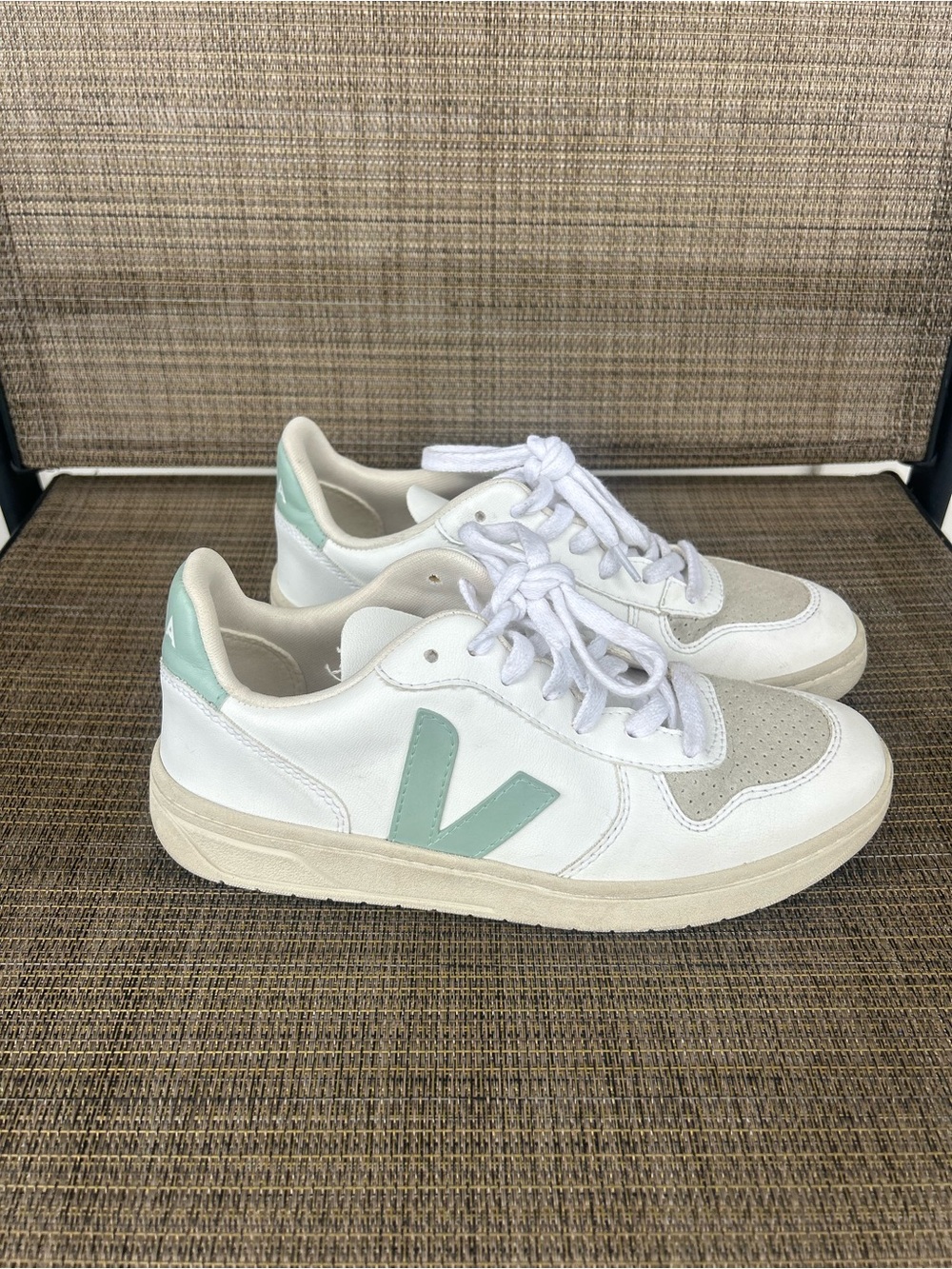 VEJA V-10 WHITE MATCHA SNEAKERS TENNIS SHOES TRAINER 37 EURO 6 US GREEN